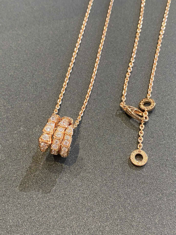 Gyvatės formos apyrankė su deimantais, 18K dengimas, atvira gyvatės galva su keliomis kilpomis (Medžiaga: V gold; Apdorojimas: Deimantas; Kilmė: Guangzhou; Metai/Sezonas: 2023 ruduo; Stilius: Lengvas prabanga)