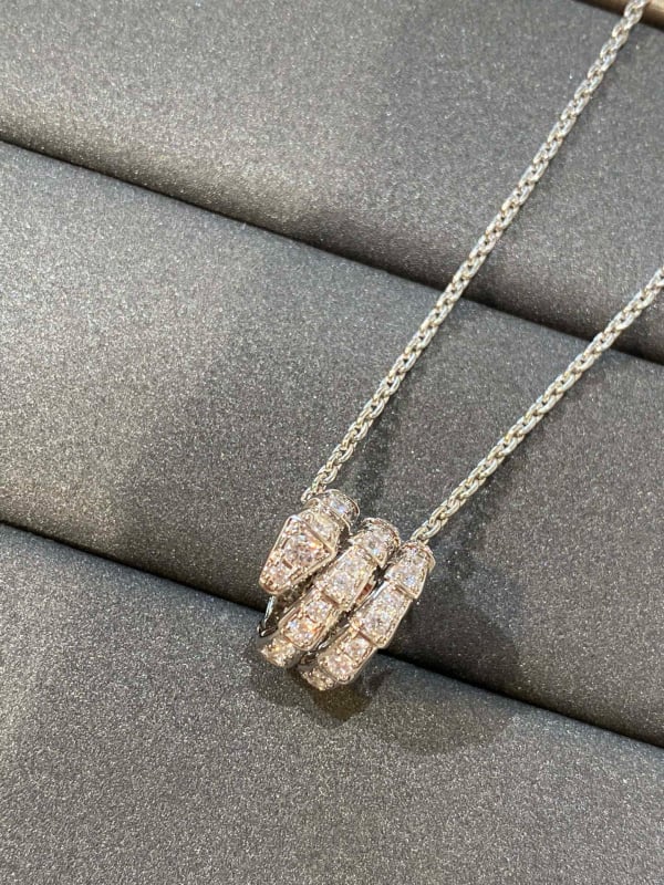 Gyvatės formos apyrankė su deimantais, 18K dengimas, atvira gyvatės galva su keliomis kilpomis (Medžiaga: V gold; Apdorojimas: Deimantas; Kilmė: Guangzhou; Metai/Sezonas: 2023 ruduo; Stilius: Lengvas prabanga)