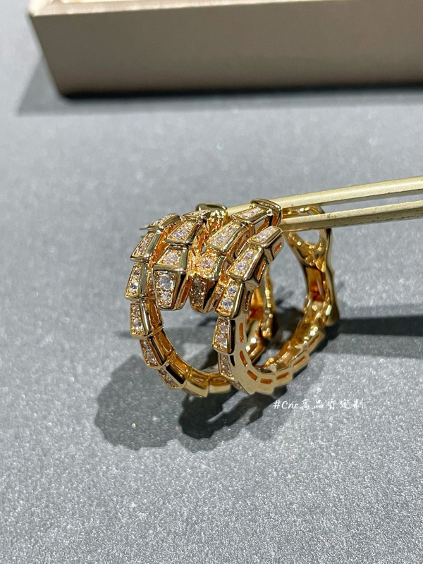 Gyvatės formos apyrankė su deimantais, 18K dengimas, atvira gyvatės galva su keliomis kilpomis (Medžiaga: V gold; Apdorojimas: Deimantas; Kilmė: Guangzhou; Metai/Sezonas: 2023 ruduo; Stilius: Lengvas prabanga)