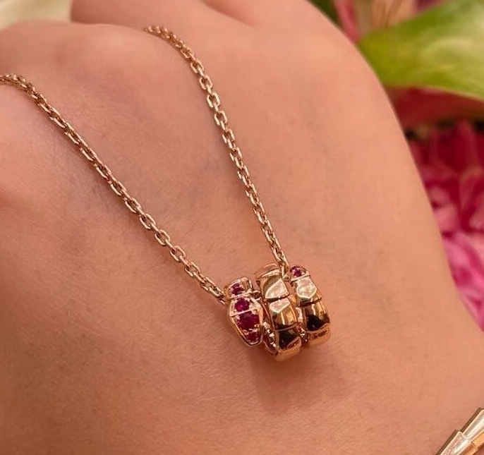 Gyvatės formos apyrankė su deimantais, 18K dengimas, atvira gyvatės galva su keliomis kilpomis (Medžiaga: V gold; Apdorojimas: Deimantas; Kilmė: Guangzhou; Metai/Sezonas: 2023 ruduo; Stilius: Lengvas prabanga)