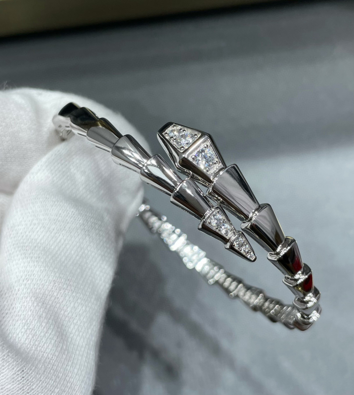 Gyvatės formos apyrankė su deimantais, 18K dengimas, atvira gyvatės galva su keliomis kilpomis (Medžiaga: V gold; Apdorojimas: Deimantas; Kilmė: Guangzhou; Metai/Sezonas: 2023 ruduo; Stilius: Lengvas prabanga)