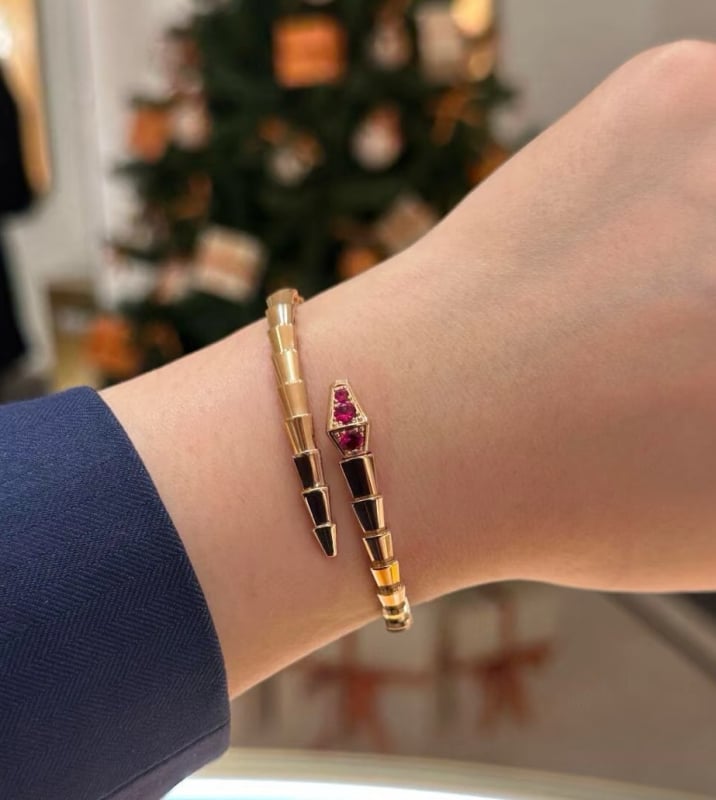 Gyvatės formos apyrankė su deimantais, 18K dengimas, atvira gyvatės galva su keliomis kilpomis (Medžiaga: V gold; Apdorojimas: Deimantas; Kilmė: Guangzhou; Metai/Sezonas: 2023 ruduo; Stilius: Lengvas prabanga)