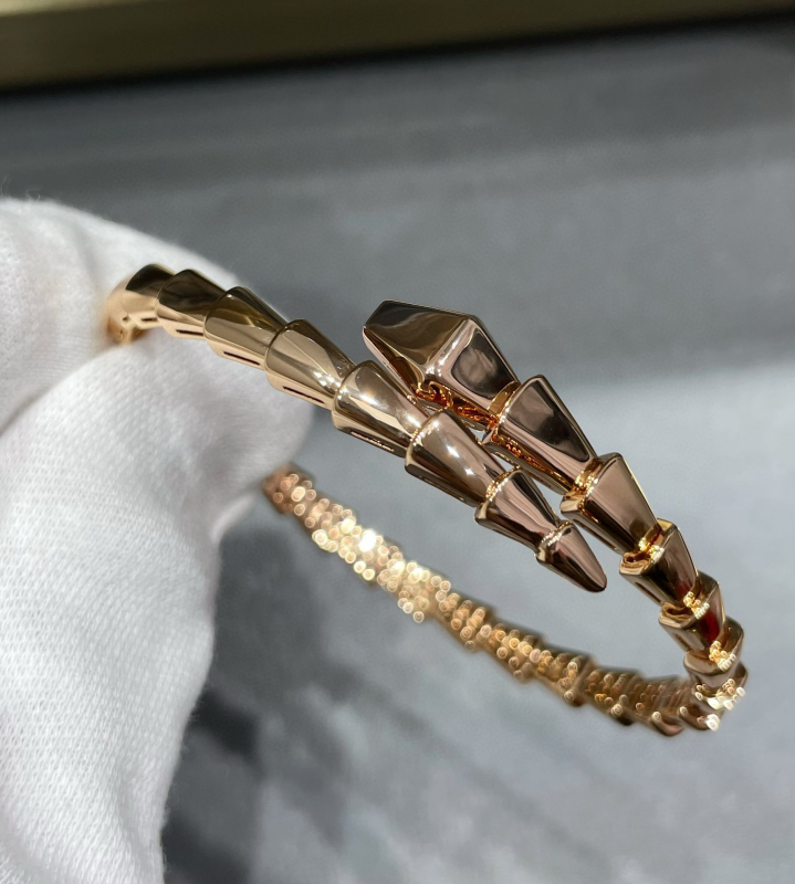 Gyvatės formos apyrankė su deimantais, 18K dengimas, atvira gyvatės galva su keliomis kilpomis (Medžiaga: V gold; Apdorojimas: Deimantas; Kilmė: Guangzhou; Metai/Sezonas: 2023 ruduo; Stilius: Lengvas prabanga)