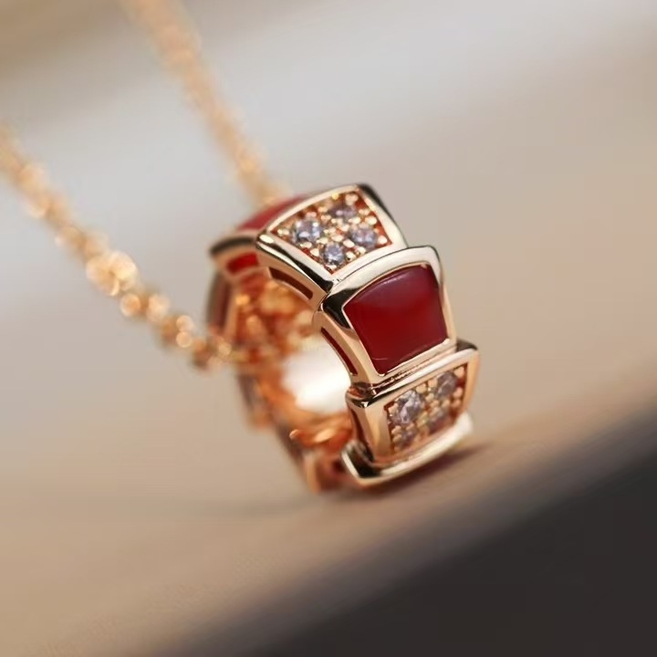 Gyvatės formos apyrankė su deimantais, 18K dengimas, atvira gyvatės galva su keliomis kilpomis (Medžiaga: V gold; Apdorojimas: Deimantas; Kilmė: Guangzhou; Metai/Sezonas: 2023 ruduo; Stilius: Lengvas prabanga)