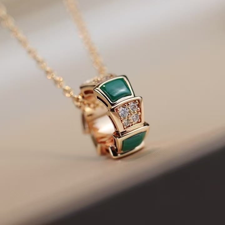 Gyvatės formos apyrankė su deimantais, 18K dengimas, atvira gyvatės galva su keliomis kilpomis (Medžiaga: V gold; Apdorojimas: Deimantas; Kilmė: Guangzhou; Metai/Sezonas: 2023 ruduo; Stilius: Lengvas prabanga)