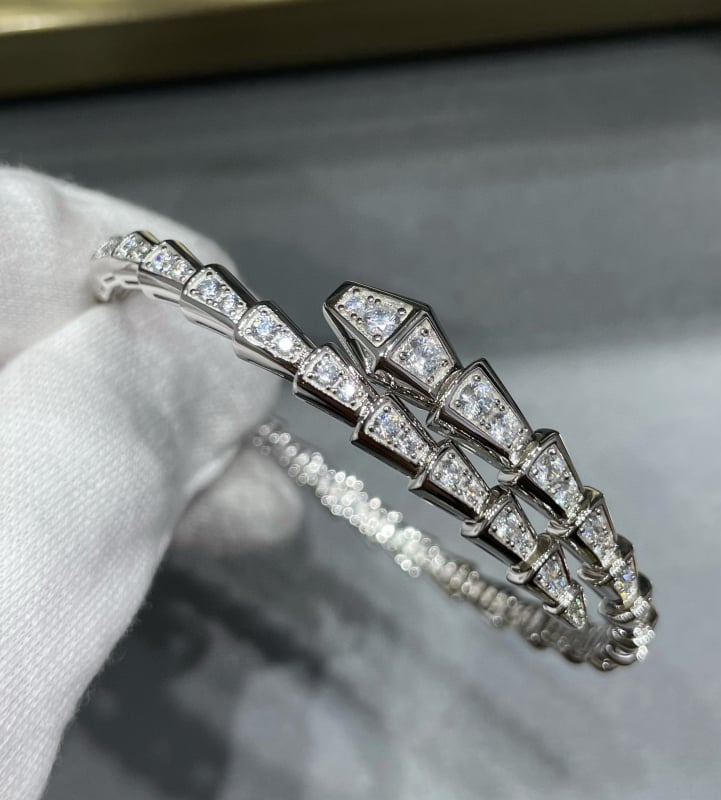 Gyvatės formos apyrankė su deimantais, 18K dengimas, atvira gyvatės galva su keliomis kilpomis (Medžiaga: V gold; Apdorojimas: Deimantas; Kilmė: Guangzhou; Metai/Sezonas: 2023 ruduo; Stilius: Lengvas prabanga)