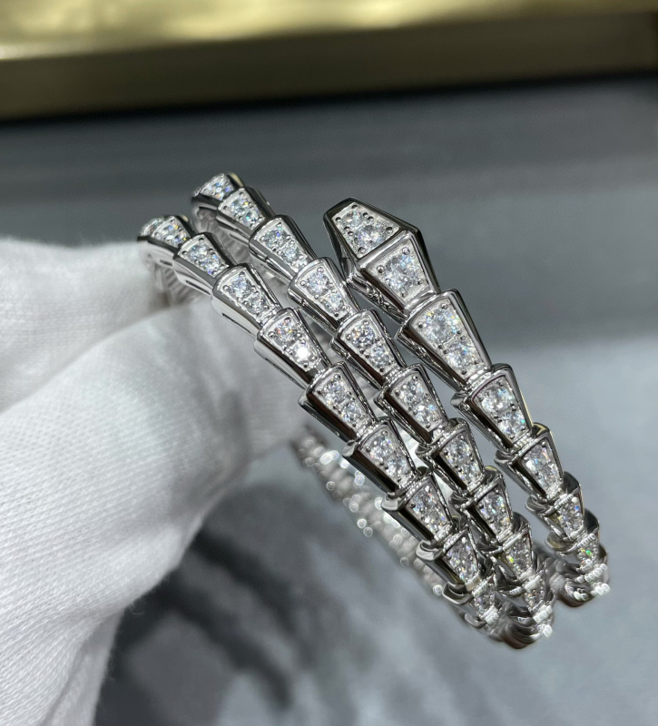 Gyvatės formos apyrankė su deimantais, 18K dengimas, atvira gyvatės galva su keliomis kilpomis (Medžiaga: V gold; Apdorojimas: Deimantas; Kilmė: Guangzhou; Metai/Sezonas: 2023 ruduo; Stilius: Lengvas prabanga)