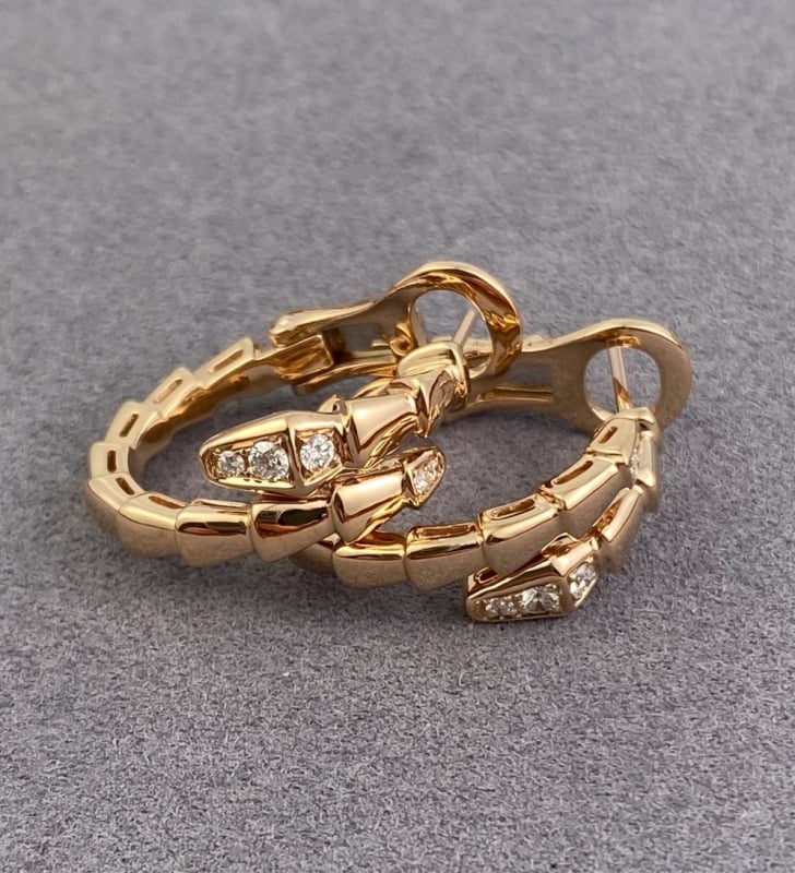 Gyvatės formos apyrankė su deimantais, 18K dengimas, atvira gyvatės galva su keliomis kilpomis (Medžiaga: V gold; Apdorojimas: Deimantas; Kilmė: Guangzhou; Metai/Sezonas: 2023 ruduo; Stilius: Lengvas prabanga)