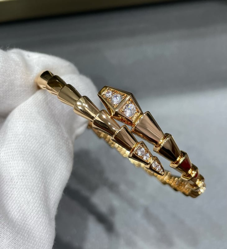 Gyvatės formos apyrankė su deimantais, 18K dengimas, atvira gyvatės galva su keliomis kilpomis (Medžiaga: V gold; Apdorojimas: Deimantas; Kilmė: Guangzhou; Metai/Sezonas: 2023 ruduo; Stilius: Lengvas prabanga)