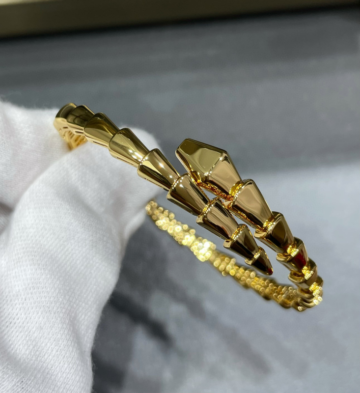 Gyvatės formos apyrankė su deimantais, 18K dengimas, atvira gyvatės galva su keliomis kilpomis (Medžiaga: V gold; Apdorojimas: Deimantas; Kilmė: Guangzhou; Metai/Sezonas: 2023 ruduo; Stilius: Lengvas prabanga)