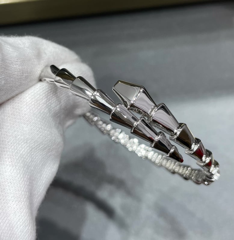 Gyvatės formos apyrankė su deimantais, 18K dengimas, atvira gyvatės galva su keliomis kilpomis (Medžiaga: V gold; Apdorojimas: Deimantas; Kilmė: Guangzhou; Metai/Sezonas: 2023 ruduo; Stilius: Lengvas prabanga)