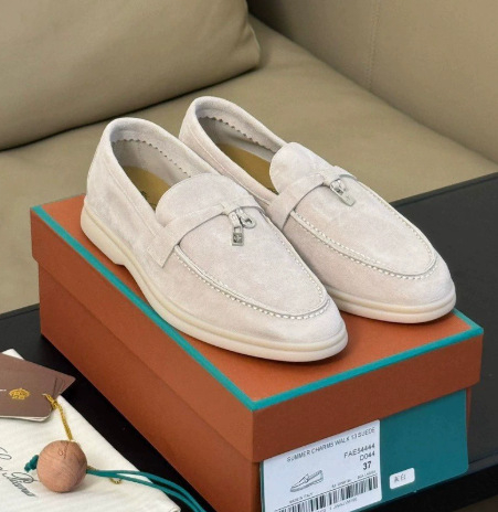 Moteriški loaferiai iš avių odos, vidinė įdėkla iš avies vilnos, gumos padas, apvali nosis, žemas kulnas 1–3 cm