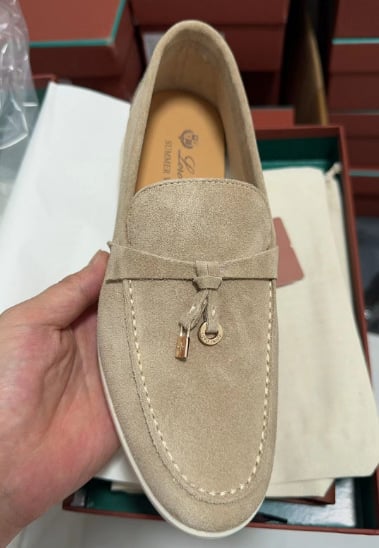 Unisex suede loaferiai, slip-on, apvali nosis, avies odos viršus, gumos padas