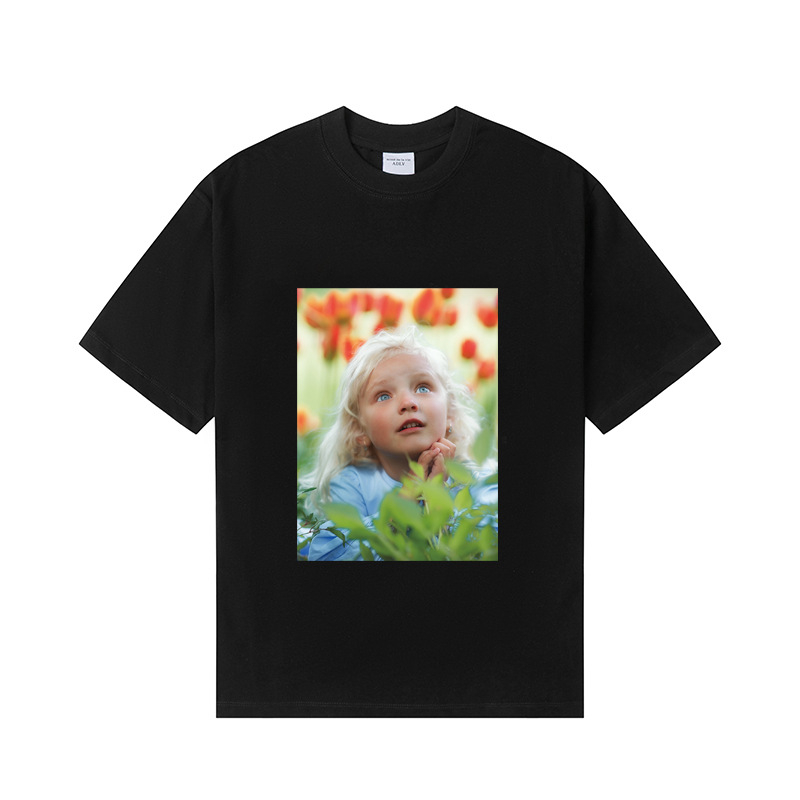 Korejiešu stila ikdienas kokvilnas T-krekls ar apļu kaklu, īsām piedurknēm, drukā ar burtiem un karikatūrām (Pavasaris–Vasara 2025, 95%+ kokvilna)