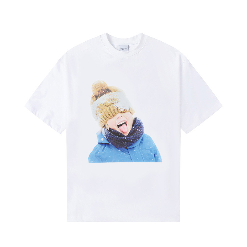 Korejiešu stila ikdienas kokvilnas T-krekls ar apļu kaklu, īsām piedurknēm, drukā ar burtiem un karikatūrām (Pavasaris–Vasara 2025, 95%+ kokvilna)