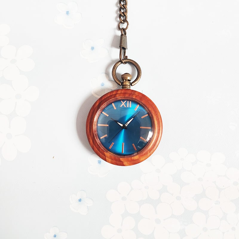 Medicinos kišeninis laikrodis – medinis retro dizainas slaugytojai/gydytojui, infuzijos įrašas, tylus veikimas (kvarcinis Miyota PC21 mechanizmas, 49 mm ciferblatas, medinis korpusas, metalinis dirželis, spiralinė krona)