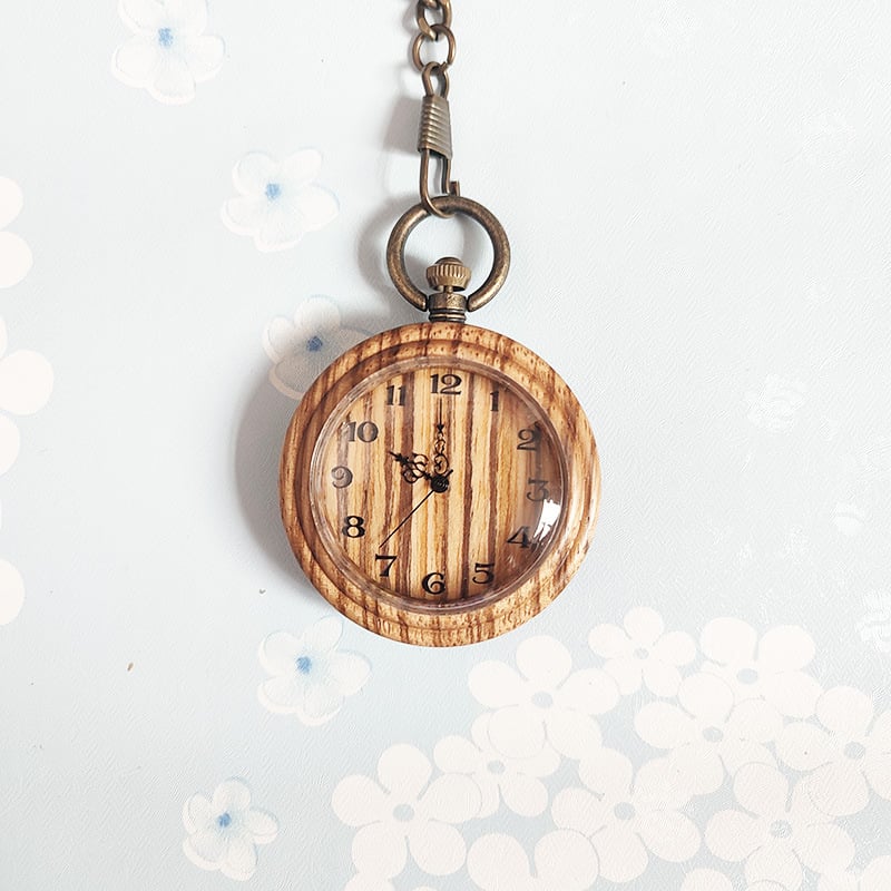 Medicinos kišeninis laikrodis – medinis retro dizainas slaugytojai/gydytojui, infuzijos įrašas, tylus veikimas (kvarcinis Miyota PC21 mechanizmas, 49 mm ciferblatas, medinis korpusas, metalinis dirželis, spiralinė krona)