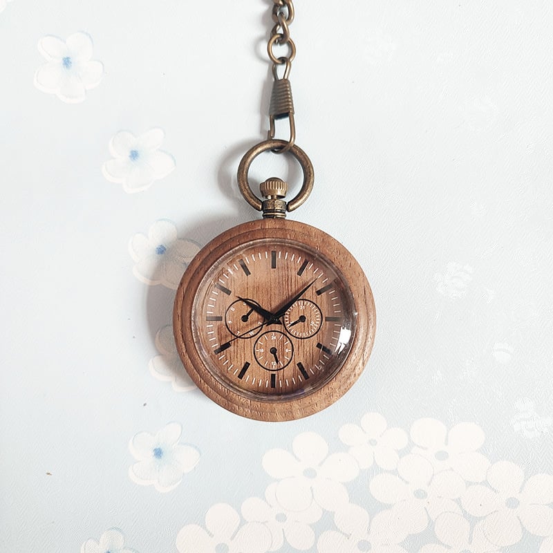 Medicinos kišeninis laikrodis – medinis retro dizainas slaugytojai/gydytojui, infuzijos įrašas, tylus veikimas (kvarcinis Miyota PC21 mechanizmas, 49 mm ciferblatas, medinis korpusas, metalinis dirželis, spiralinė krona)