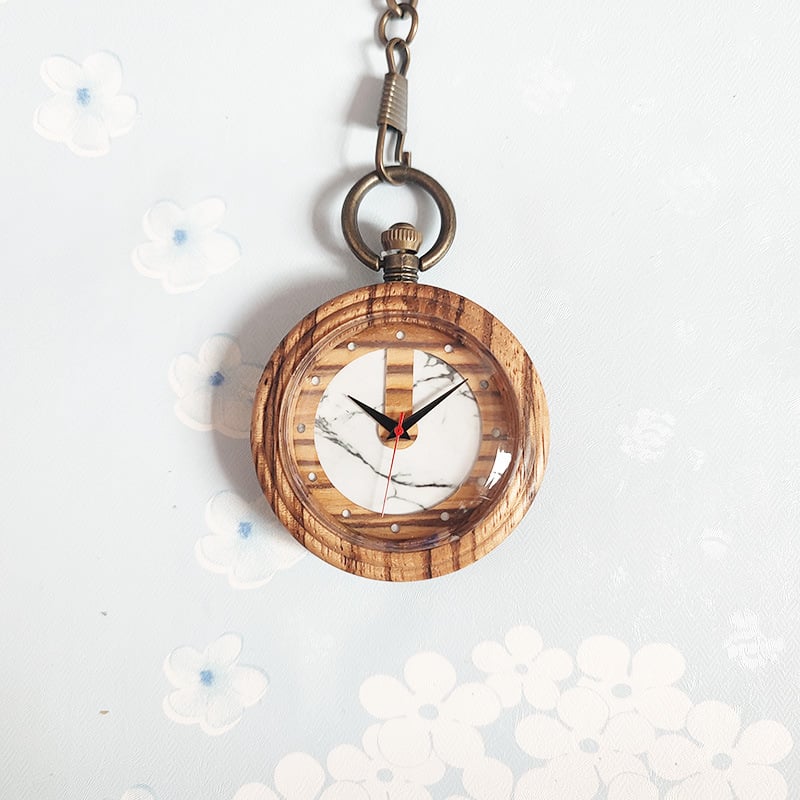 Medicinos kišeninis laikrodis – medinis retro dizainas slaugytojai/gydytojui, infuzijos įrašas, tylus veikimas (kvarcinis Miyota PC21 mechanizmas, 49 mm ciferblatas, medinis korpusas, metalinis dirželis, spiralinė krona)