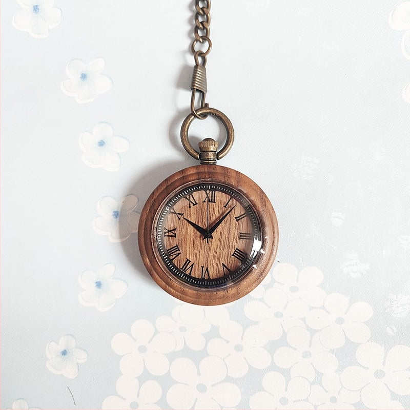 Medicinos kišeninis laikrodis – medinis retro dizainas slaugytojai/gydytojui, infuzijos įrašas, tylus veikimas (kvarcinis Miyota PC21 mechanizmas, 49 mm ciferblatas, medinis korpusas, metalinis dirželis, spiralinė krona)