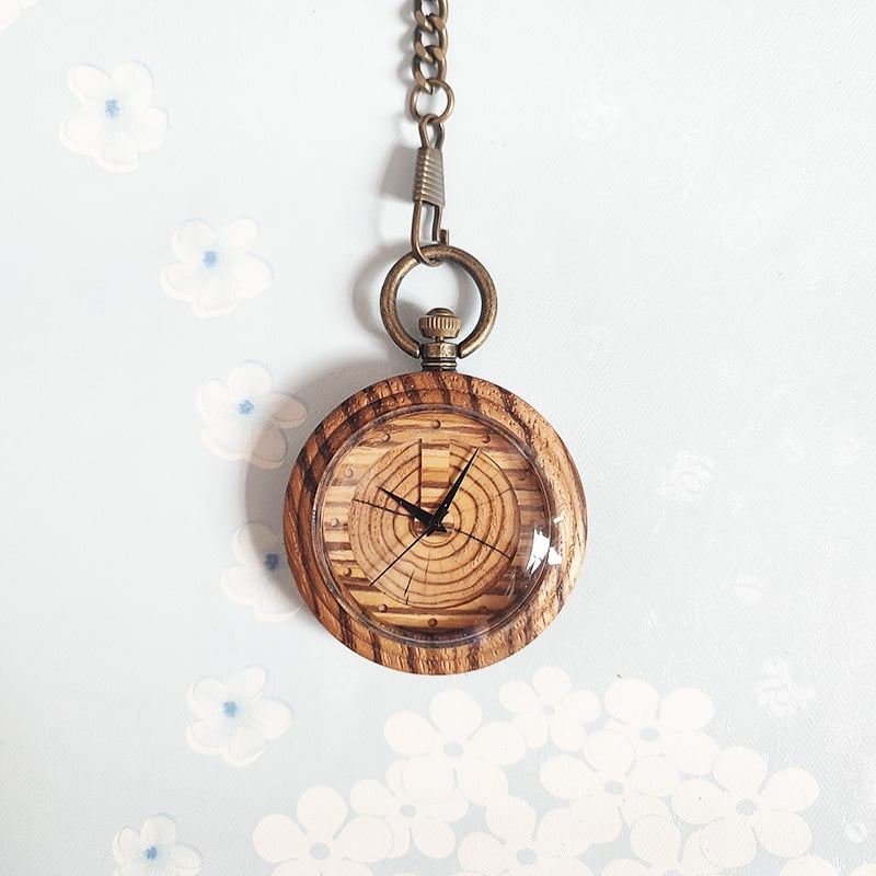 Medicinos kišeninis laikrodis – medinis retro dizainas slaugytojai/gydytojui, infuzijos įrašas, tylus veikimas (kvarcinis Miyota PC21 mechanizmas, 49 mm ciferblatas, medinis korpusas, metalinis dirželis, spiralinė krona)