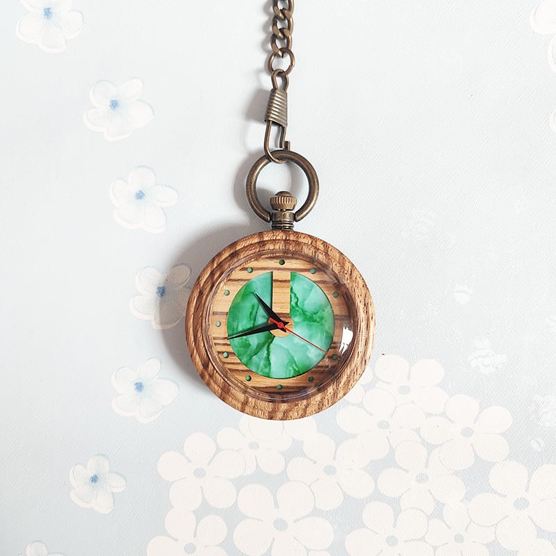 Medicinos kišeninis laikrodis – medinis retro dizainas slaugytojai/gydytojui, infuzijos įrašas, tylus veikimas (kvarcinis Miyota PC21 mechanizmas, 49 mm ciferblatas, medinis korpusas, metalinis dirželis, spiralinė krona)