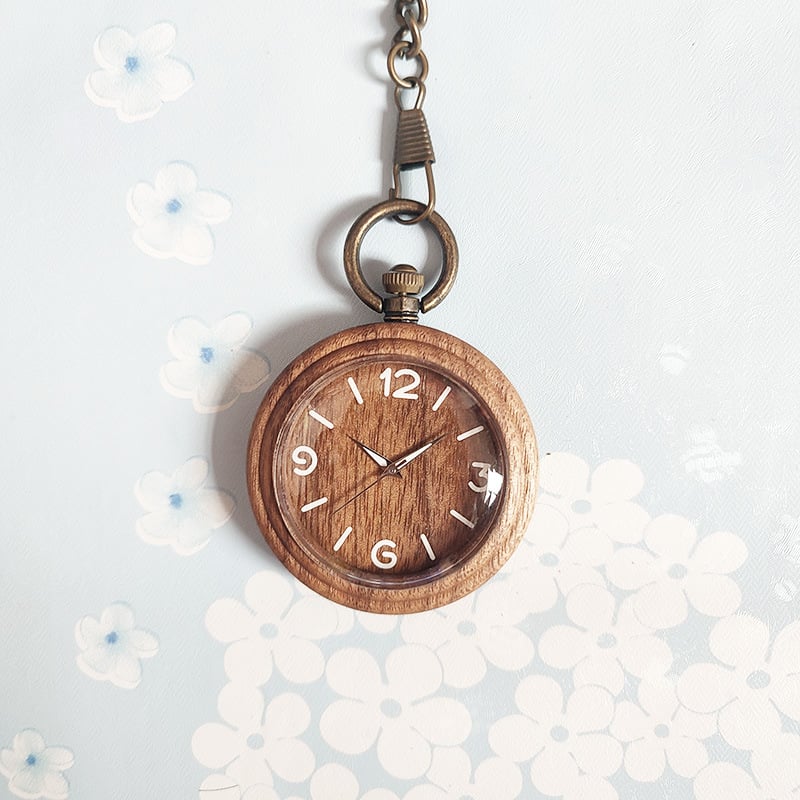 Medicinos kišeninis laikrodis – medinis retro dizainas slaugytojai/gydytojui, infuzijos įrašas, tylus veikimas (kvarcinis Miyota PC21 mechanizmas, 49 mm ciferblatas, medinis korpusas, metalinis dirželis, spiralinė krona)