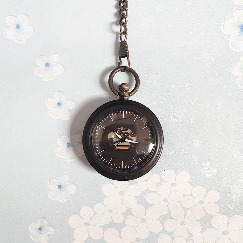 Medicinos kišeninis laikrodis – medinis retro dizainas slaugytojai/gydytojui, infuzijos įrašas, tylus veikimas (kvarcinis Miyota PC21 mechanizmas, 49 mm ciferblatas, medinis korpusas, metalinis dirželis, spiralinė krona)