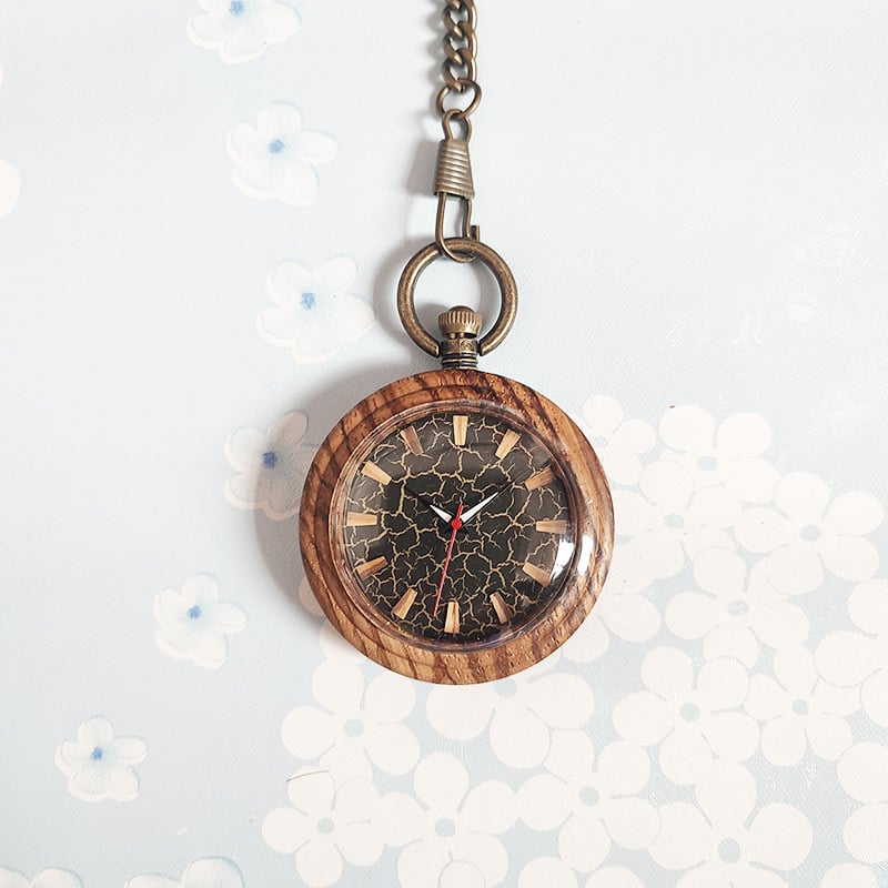 Medicinos kišeninis laikrodis – medinis retro dizainas slaugytojai/gydytojui, infuzijos įrašas, tylus veikimas (kvarcinis Miyota PC21 mechanizmas, 49 mm ciferblatas, medinis korpusas, metalinis dirželis, spiralinė krona)