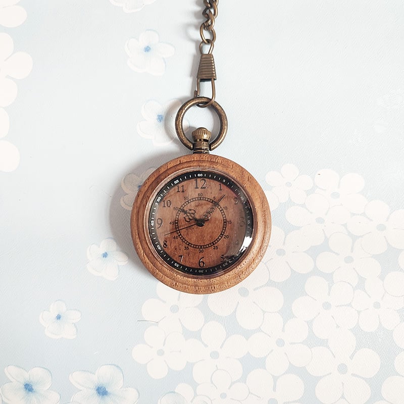 Medicinos kišeninis laikrodis – medinis retro dizainas slaugytojai/gydytojui, infuzijos įrašas, tylus veikimas (kvarcinis Miyota PC21 mechanizmas, 49 mm ciferblatas, medinis korpusas, metalinis dirželis, spiralinė krona)