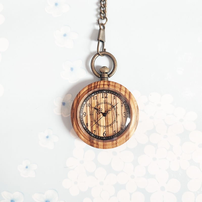 Medicinos kišeninis laikrodis – medinis retro dizainas slaugytojai/gydytojui, infuzijos įrašas, tylus veikimas (kvarcinis Miyota PC21 mechanizmas, 49 mm ciferblatas, medinis korpusas, metalinis dirželis, spiralinė krona)