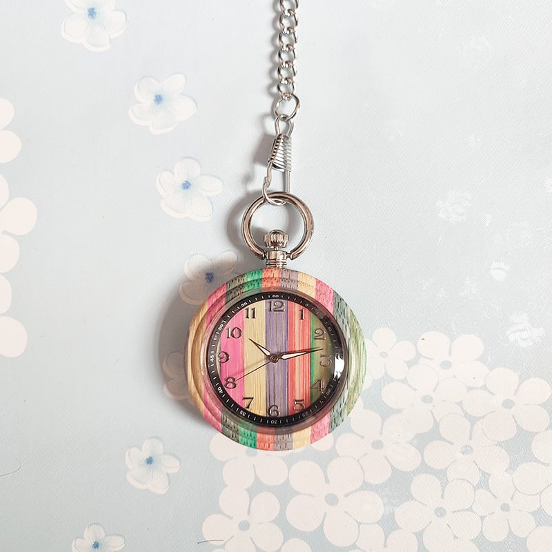 Medicinos kišeninis laikrodis – medinis retro dizainas slaugytojai/gydytojui, infuzijos įrašas, tylus veikimas (kvarcinis Miyota PC21 mechanizmas, 49 mm ciferblatas, medinis korpusas, metalinis dirželis, spiralinė krona)