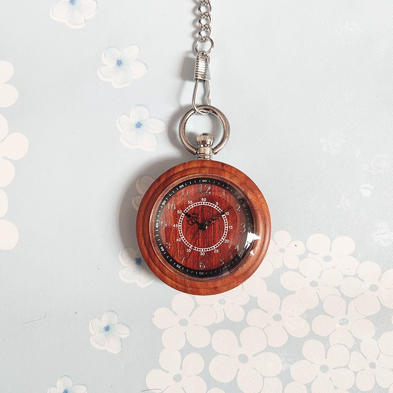 Medicinos kišeninis laikrodis – medinis retro dizainas slaugytojai/gydytojui, infuzijos įrašas, tylus veikimas (kvarcinis Miyota PC21 mechanizmas, 49 mm ciferblatas, medinis korpusas, metalinis dirželis, spiralinė krona)