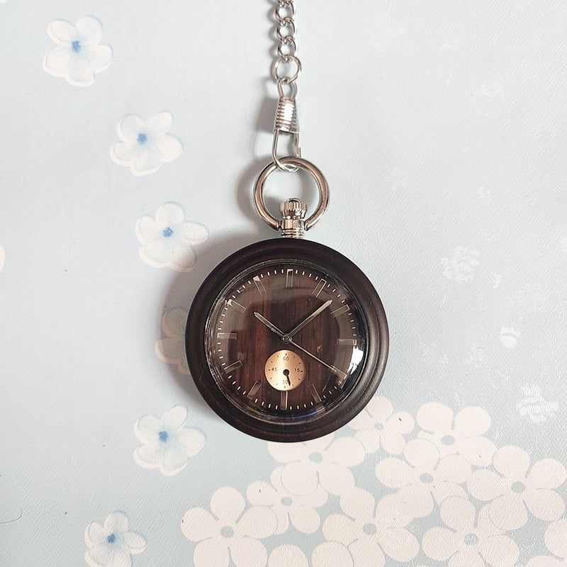 Medicinos kišeninis laikrodis – medinis retro dizainas slaugytojai/gydytojui, infuzijos įrašas, tylus veikimas (kvarcinis Miyota PC21 mechanizmas, 49 mm ciferblatas, medinis korpusas, metalinis dirželis, spiralinė krona)