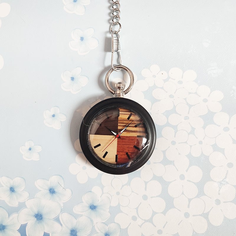 Medicinos kišeninis laikrodis – medinis retro dizainas slaugytojai/gydytojui, infuzijos įrašas, tylus veikimas (kvarcinis Miyota PC21 mechanizmas, 49 mm ciferblatas, medinis korpusas, metalinis dirželis, spiralinė krona)