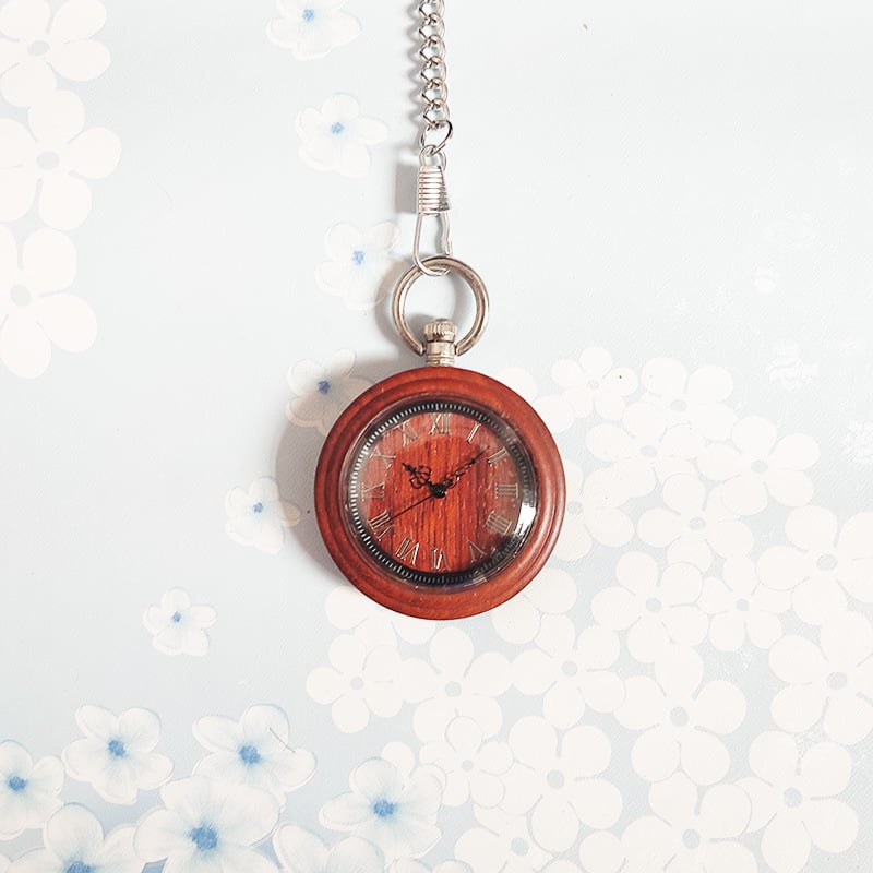 Medicinos kišeninis laikrodis – medinis retro dizainas slaugytojai/gydytojui, infuzijos įrašas, tylus veikimas (kvarcinis Miyota PC21 mechanizmas, 49 mm ciferblatas, medinis korpusas, metalinis dirželis, spiralinė krona)