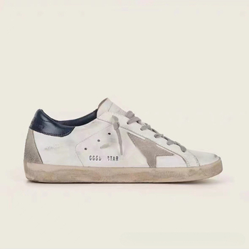 Unisex sportbačiai su karvės odos viršutine dalimi, avies odos vidinė danga, žemas profilis, vidinis 1–3 cm pakilimas, gumos padas