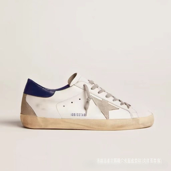 Unisex sportbačiai su karvės odos viršutine dalimi, avies odos vidinė danga, žemas profilis, vidinis 1–3 cm pakilimas, gumos padas