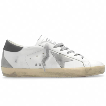 Unisex sportbačiai su karvės odos viršutine dalimi, avies odos vidinė danga, žemas profilis, vidinis 1–3 cm pakilimas, gumos padas