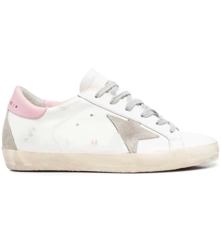 Unisex sportbačiai su karvės odos viršutine dalimi, avies odos vidinė danga, žemas profilis, vidinis 1–3 cm pakilimas, gumos padas