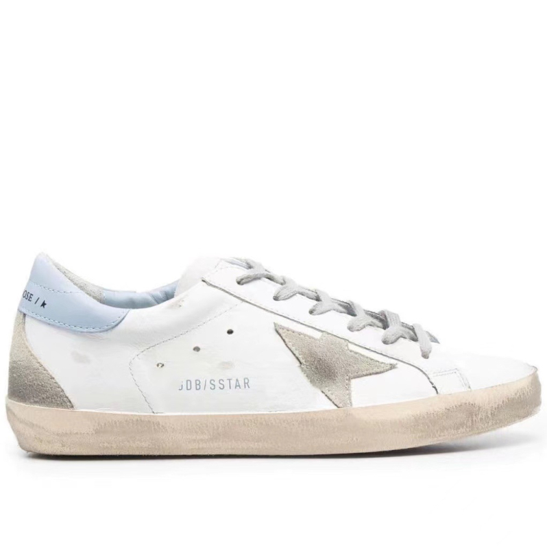 Unisex sportbačiai su karvės odos viršutine dalimi, avies odos vidinė danga, žemas profilis, vidinis 1–3 cm pakilimas, gumos padas