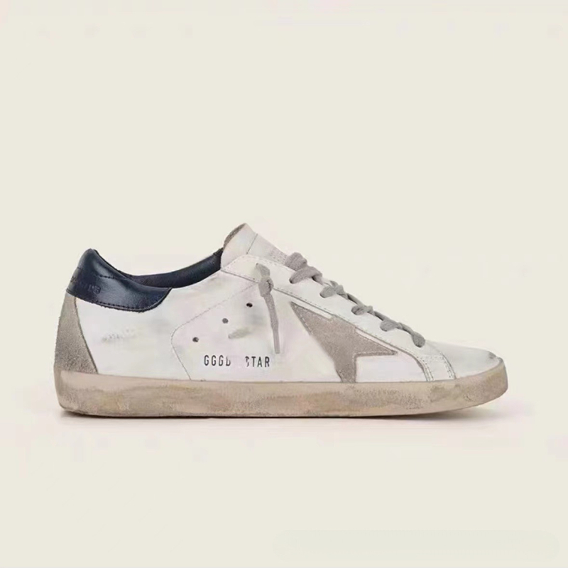 Unisex sportbačiai su karvės odos viršutine dalimi, avies odos vidinė danga, žemas profilis, vidinis 1–3 cm pakilimas, gumos padas