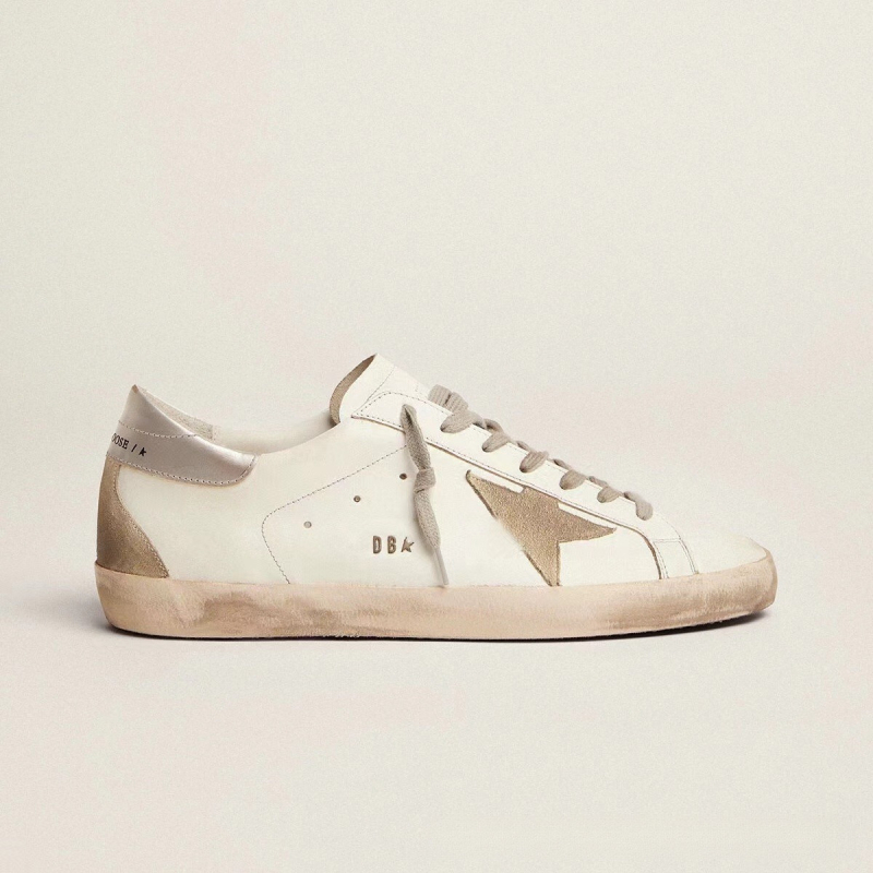 Unisex sportbačiai su karvės odos viršutine dalimi, avies odos vidinė danga, žemas profilis, vidinis 1–3 cm pakilimas, gumos padas