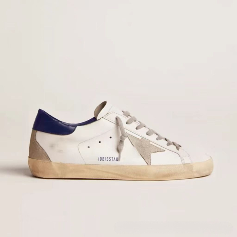 Unisex sportbačiai su karvės odos viršutine dalimi, avies odos vidinė danga, žemas profilis, vidinis 1–3 cm pakilimas, gumos padas