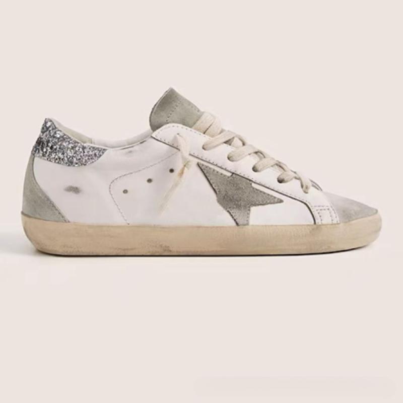 Unisex sportbačiai su karvės odos viršutine dalimi, avies odos vidinė danga, žemas profilis, vidinis 1–3 cm pakilimas, gumos padas