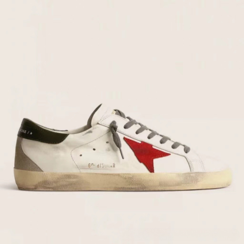 Unisex sportbačiai su karvės odos viršutine dalimi, avies odos vidinė danga, žemas profilis, vidinis 1–3 cm pakilimas, gumos padas