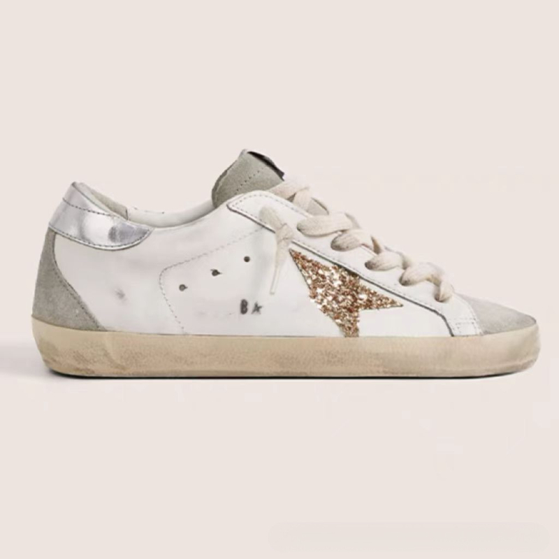 Unisex sportbačiai su karvės odos viršutine dalimi, avies odos vidinė danga, žemas profilis, vidinis 1–3 cm pakilimas, gumos padas