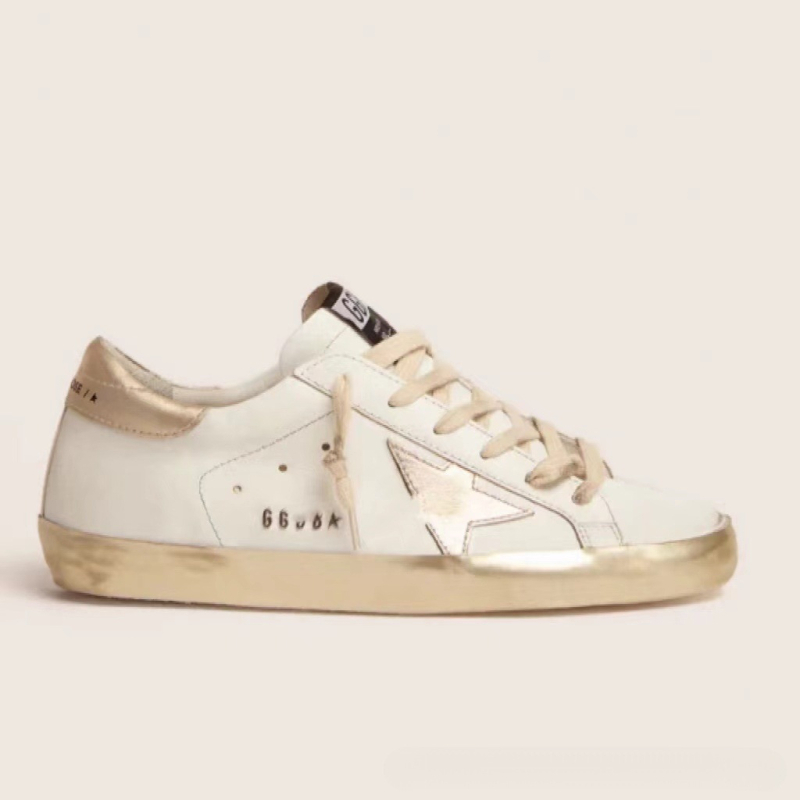 Unisex sportbačiai su karvės odos viršutine dalimi, avies odos vidinė danga, žemas profilis, vidinis 1–3 cm pakilimas, gumos padas