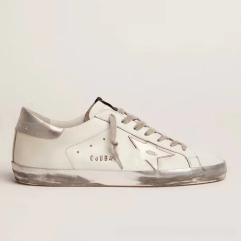 Unisex sportbačiai su karvės odos viršutine dalimi, avies odos vidinė danga, žemas profilis, vidinis 1–3 cm pakilimas, gumos padas