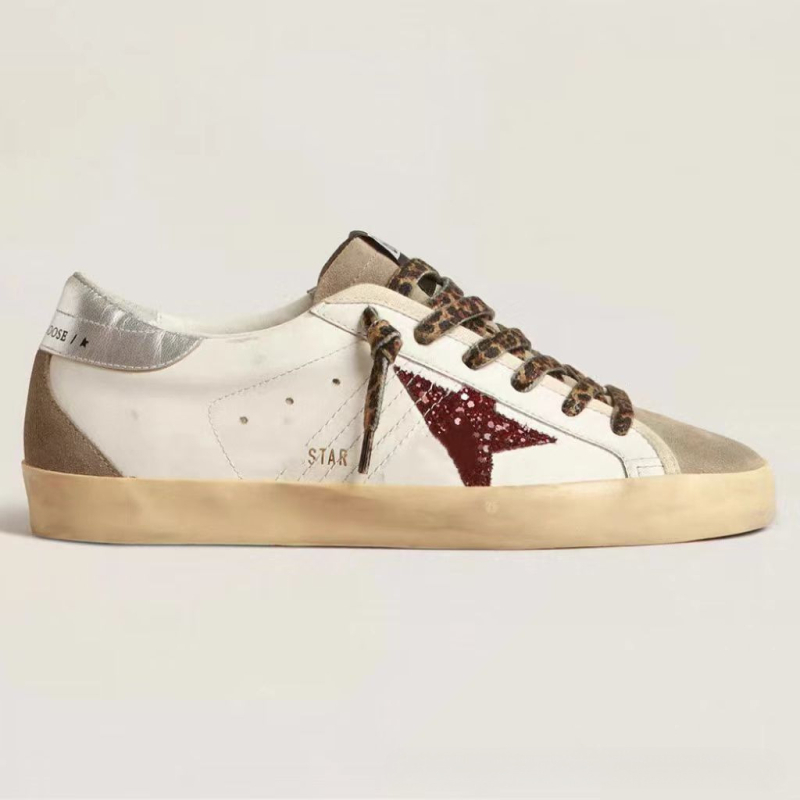 Unisex sportbačiai su karvės odos viršutine dalimi, avies odos vidinė danga, žemas profilis, vidinis 1–3 cm pakilimas, gumos padas